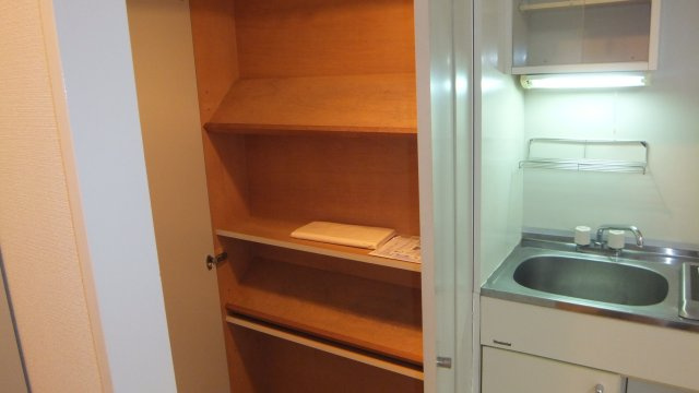 ウィン船橋の玄関|下駄箱付きです。