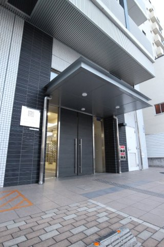 プライムアーバン久米川のエントランス|※右手白い扉がゴミ置き場入り口