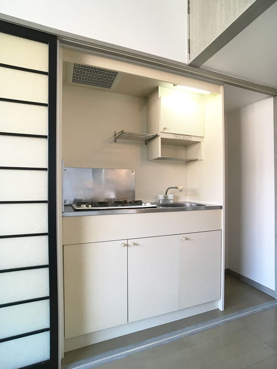 新品家具付きマンション大楠5(KaGood福岡)のキッチン|コンパクトなキッチンで掃除もラクラク