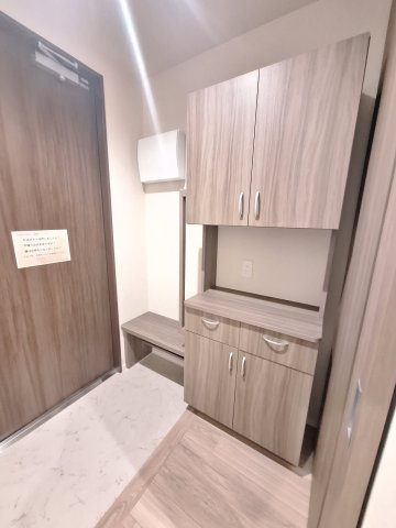 （シニア限定）パティオメープルの玄関|手すりと椅子で立ち座りを補助/靴の履き替え時の転倒防止