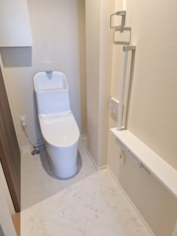 （シニア限定）パティオメープルのトイレ|手すり付きでつまづき防止/温水洗浄便座付き