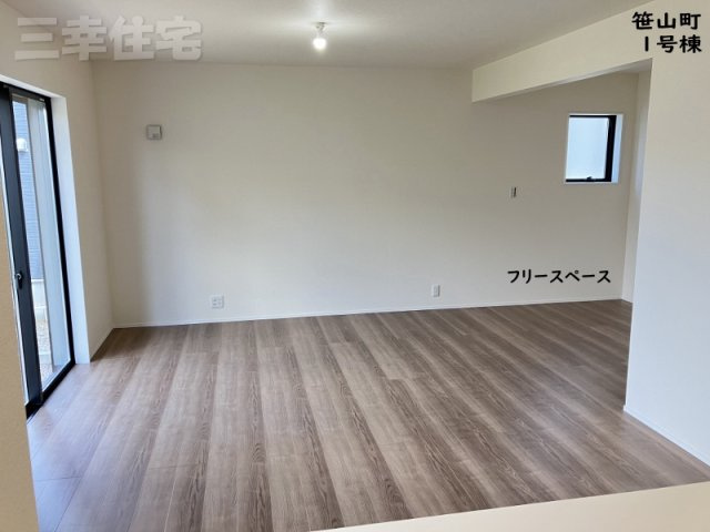 碧南市笹山町1号棟の居間・リビング|とっても広いリビングです