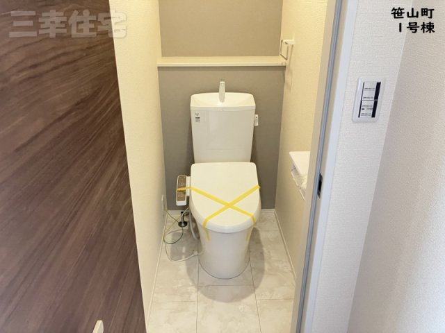 碧南市笹山町1号棟のトイレ|1階2階に洗浄便座を標準装備しています。水量は従来品より約60%カットされていて経済的です
