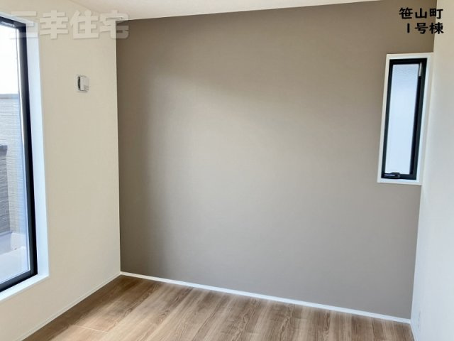碧南市笹山町1号棟の寝室|アクセントクロスがオシャレです
