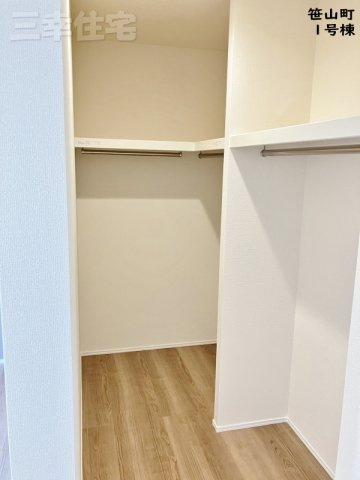 碧南市笹山町1号棟の収納|主寝室の収納はウォークインクローゼット！大容量の収納で助かりますね