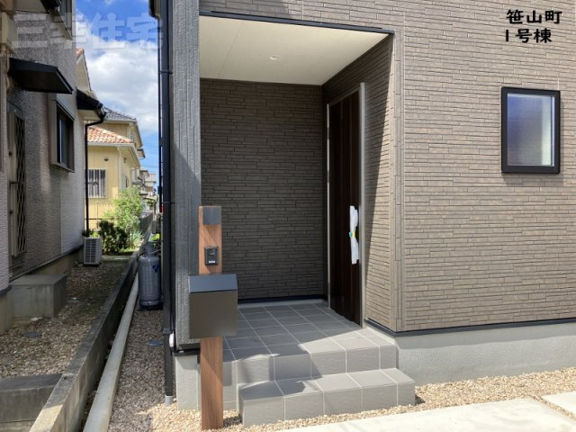 碧南市笹山町1号棟の玄関|玄関の鍵はスマートキー、１階リビングにはシャッターも付いていて防犯対策も安心ですね