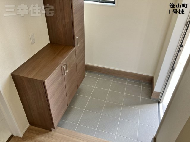 碧南市笹山町1号棟の玄関|玄関にはベビーカーがそのまま置ける広いスペースがあります