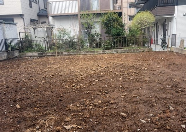 【外観】 | 土地を買う際、住む地域の自治体や福祉の補助制度にも注目してみましょう。子供や老人の医療補助やゴミ出しのルールなど、自治体によってルールに大きな違いがあるため、暮らしやすい土地で判断するとよいでしょう。