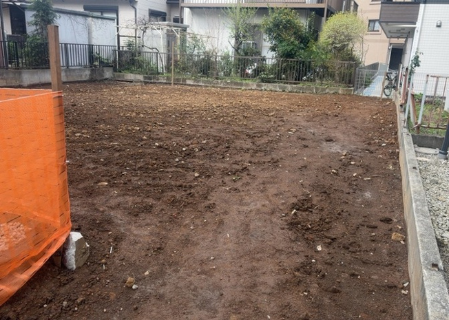 【外観】 | 現地に行くなら、物件の周囲の地形がどうなっているかを見ることも大切です。周辺より低くなっている土地では、大雨などで水が集まりやすいため、地盤が弱くなっているということも考えられるため、注意が必要です。
