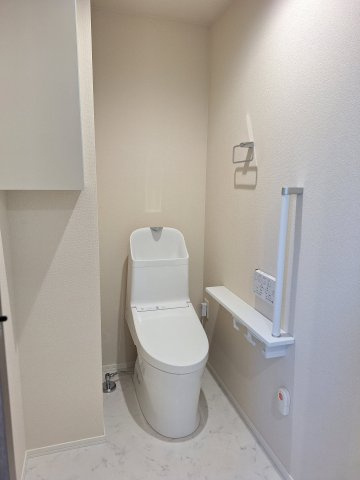 （シニア限定）パティオメープルのトイレ|手すり付きでつまづき防止/温水洗浄便座付き