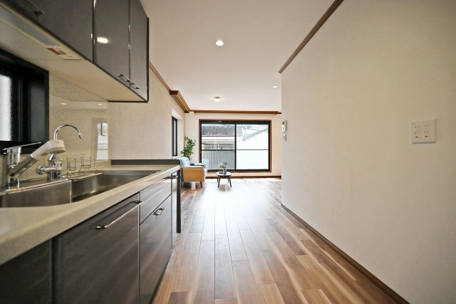 伊丹市北野6丁目中古戸建│3LDK+駐車1台可の居間・リビング|木目が美しいブラウンカラーのフローリングが印象的なLDKです。