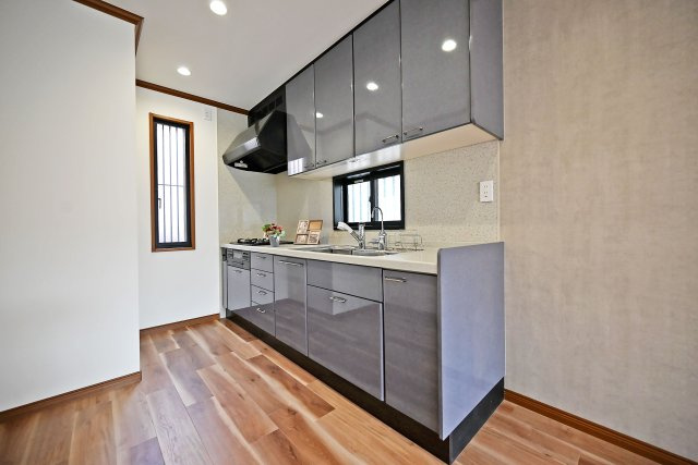 伊丹市北野6丁目中古戸建│3LDK+駐車1台可のキッチン|キッチンを壁側に配置することで、LDKの中央にスペースが生まれ、リビングやダイニングを広く使うことができます。家具配置の自由度も高く、開放感のある空間になります。