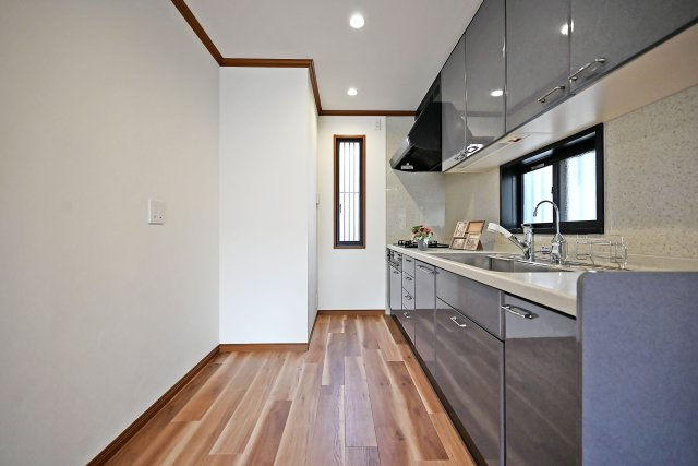 伊丹市北野6丁目中古戸建│3LDK+駐車1台可のキッチン|お料理に集中しやすい壁付けキッチン◎
キッチンスペースも広々と確保されています。
