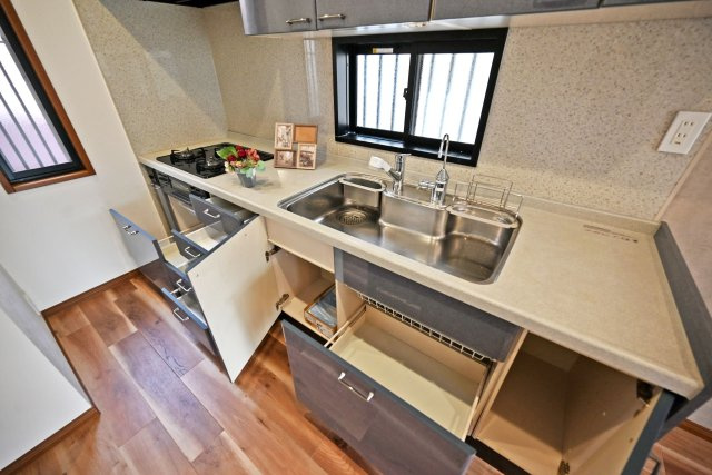 伊丹市北野6丁目中古戸建│3LDK+駐車1台可のキッチン|天板とワークトップ下の収納は満足のいくスペースが備わっています。
大きな鍋などもゆったりと収納いただけます。