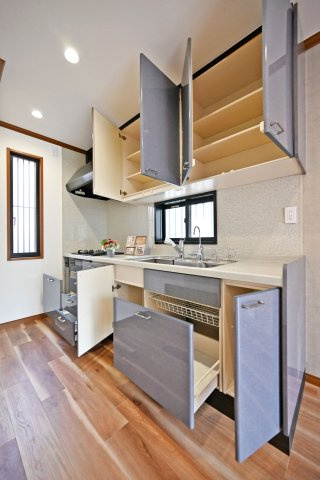 伊丹市北野6丁目中古戸建│3LDK+駐車1台可のキッチン|吊り戸棚、引き出しと満足のいく収納が備わっています。調理器具から調味料までスッキリと整理整頓ができ、綺麗なキッチンが保てます。
