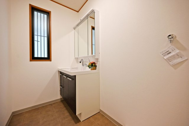 伊丹市北野6丁目中古戸建│3LDK+駐車1台可の独立洗面台|使いやすさがぎゅっと詰まったドレッサー◎
ゆとりの洗面スペースで朝の身支度もスムーズに！
