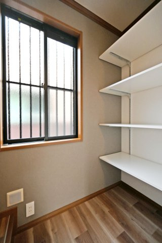 伊丹市北野6丁目中古戸建│3LDK+駐車1台可の収納|-2階廊下収納-
日用品のストックや、お掃除用具などを収納できる便利なスペースです！