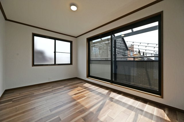 伊丹市北野6丁目中古戸建│3LDK+駐車1台可の洋室|-3階主寝室-
悠々とした広さを確保した空間に、多方向に設けた窓から光が差し込み、明るくのびやかなライフシーンを演出。明るく爽やかな暮らしを育めます。
