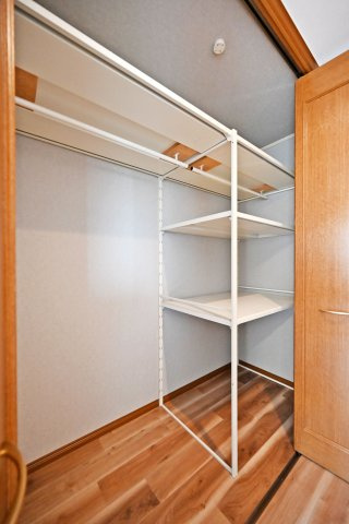 伊丹市北野6丁目中古戸建│3LDK+駐車1台可の洋室|-3階主寝室-
クローゼット収納付きで、お部屋がすっきり片付きます。