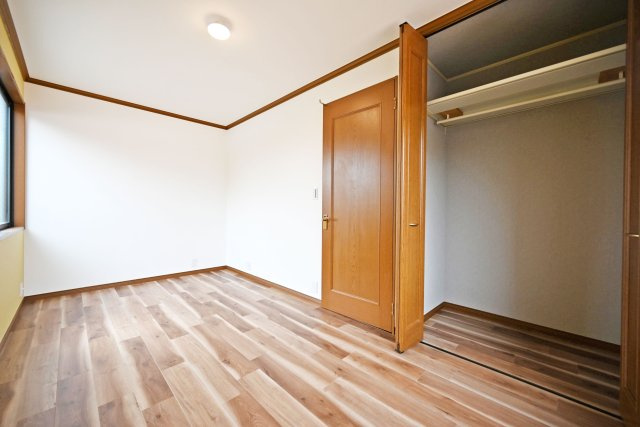 伊丹市北野6丁目中古戸建│3LDK+駐車1台可の洋室|-3階洋室6.2帖-
クローゼット収納付きで、お部屋がすっきり片付きます