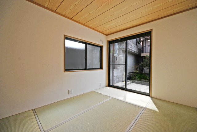 伊丹市北野6丁目中古戸建│3LDK+駐車1台可の和室|来客時にそのまま使えるため、お客様用のお部屋として便利です。
リビングとは別空間なので落ち着いて過ごしていただけます。