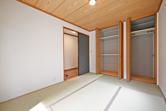 伊丹市北野6丁目中古戸建│3LDK+駐車1台可の和室|和室には収納スペースを確保しており、寝具や季節物もしっかり収納できます。お部屋を広く使える使い勝手の良い空間です。