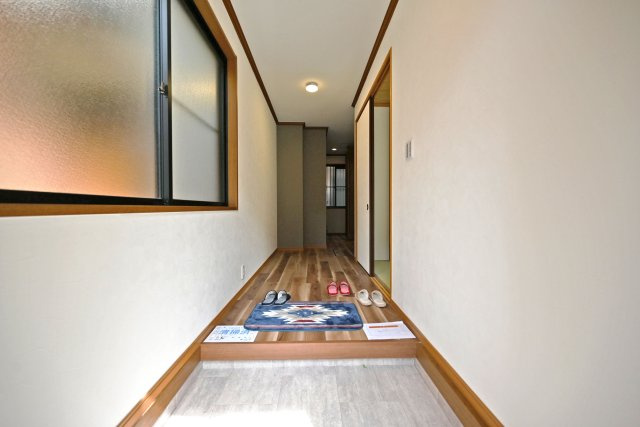 伊丹市北野6丁目中古戸建│3LDK+駐車1台可の玄関|住まいの第一印象を決める玄関スペース。落ち着いた雰囲気で、ご家族や来客を気持ちよく迎え入れることができます。