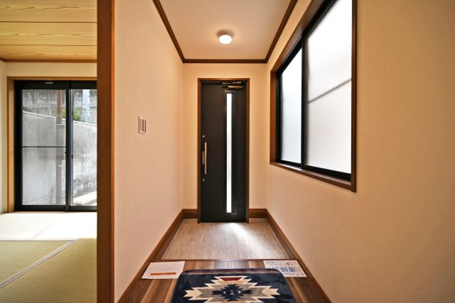 伊丹市北野6丁目中古戸建│3LDK+駐車1台可の玄関|明るくすっきりとした玄関スペースです。