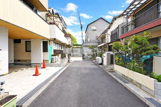 伊丹市北野6丁目中古戸建│3LDK+駐車1台可の前面道路含む現地写真|前面道路は南東側4.9㎡私道です。