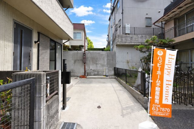 伊丹市北野6丁目中古戸建│3LDK+駐車1台可の前面道路含む現地写真|駐車スペース1台付きでお車をお持ちのご家庭にも安心です！