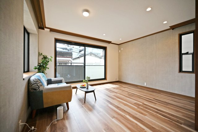 伊丹市北野6丁目中古戸建│3LDK+駐車1台可の居間・リビング|木の温かみを感じられる空間に癒されます。落ち着く雰囲気があるグレーのアクセントクロス仕様でテレビなど、家電の色や素材とも相性が良いです◎
