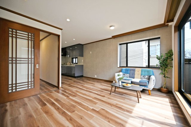 伊丹市北野6丁目中古戸建│3LDK+駐車1台可の居間・リビング|明るい陽射しが差し込む2階リビング。
家族が自然と集まる心地よい空間です。