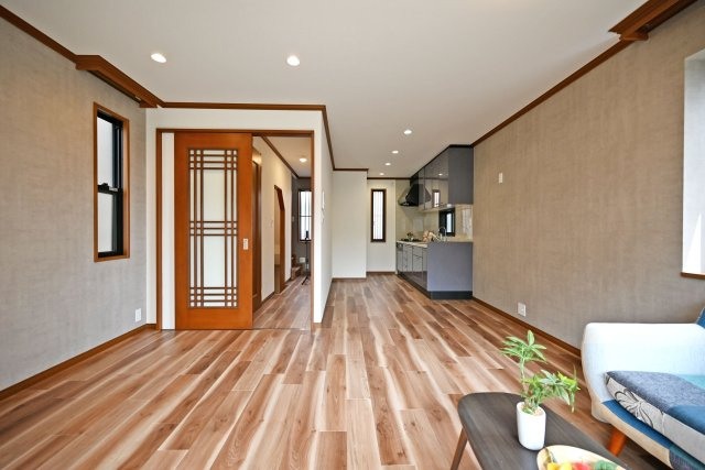伊丹市北野6丁目中古戸建│3LDK+駐車1台可の居間・リビング|家族の団らん・コミュニケーションの場であるリビングはキッチンと合わせて13.3帖。
家族との食事時間を素敵に演出してくれるお家です◎