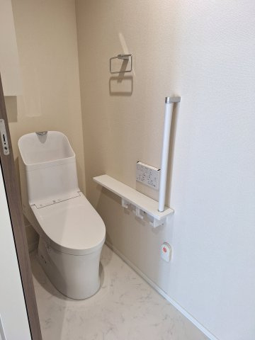 （シニア限定）パティオメープルのトイレ|手すり付きでつまづき防止/温水洗浄便座付き