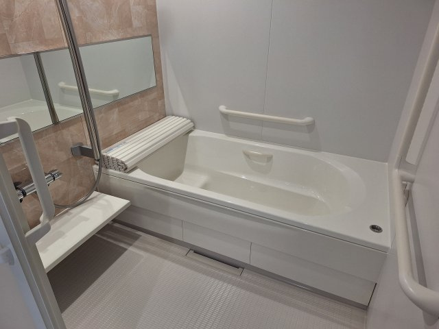 （シニア限定）パティオメープルの浴室|栓を閉めればボタン一つでオートバス