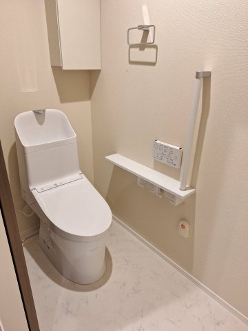 （シニア限定）パティオメープルのトイレ|手すり付きでつまづき防止/温水洗浄便座付き