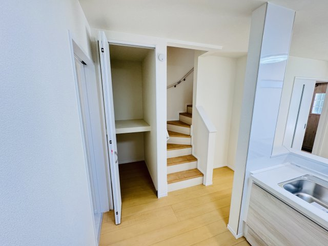 松戸市和名ケ谷新築戸建の居間・リビング|キッチン横・パントリースペース、家族の顔が見えるリビングイン階段