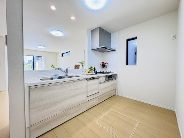 松戸市和名ケ谷新築戸建のキッチン|お手入れしやすいレンジフード・シンクの水栓には浄水器がついてます！