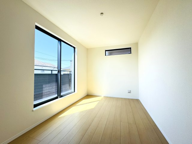 松戸市和名ケ谷新築戸建の寝室|6.75帖寝室・南側バルコニー前の明るいお部屋です♪