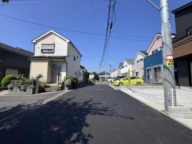 松戸市和名ケ谷新築戸建の前面道路含む現地写真|南側前面道路・幅員約5.6ｍ