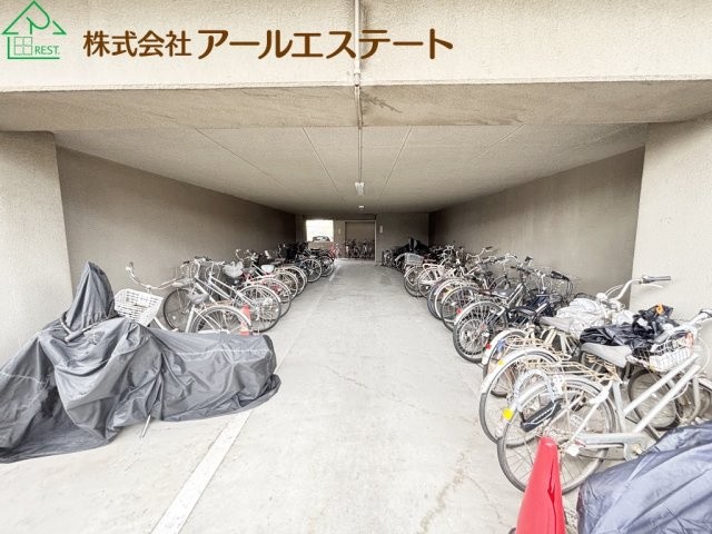 ロイヤルシャトー手柄南　　中古マンションの駐車場