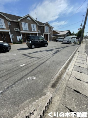 【駐車場】 | グランド・ライン大西 | 車をお持ちの方に嬉しい駐車場付きの物件です