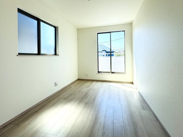 松戸市和名ケ谷新築戸建の子供部屋|6.21帖洋室・南側バルコニー前の明るいお部屋です♪