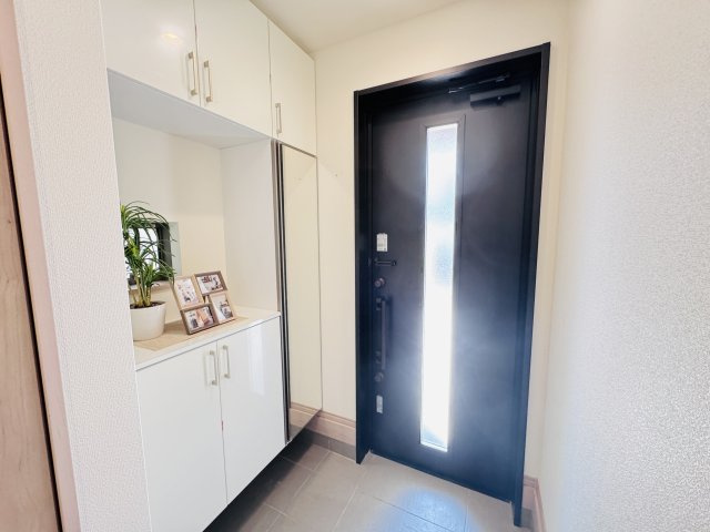 松戸市和名ケ谷新築戸建の玄関|玄関ホール・ミラー付きシューズボックス