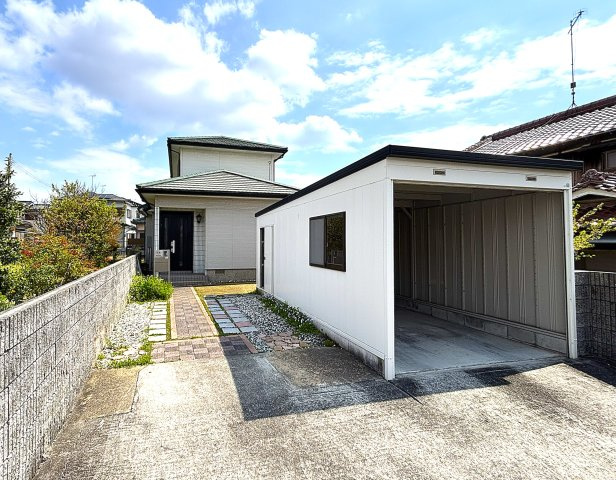 魚住町金ケ崎の駐車場|電動シャッターの車庫で大切なお車も安心
