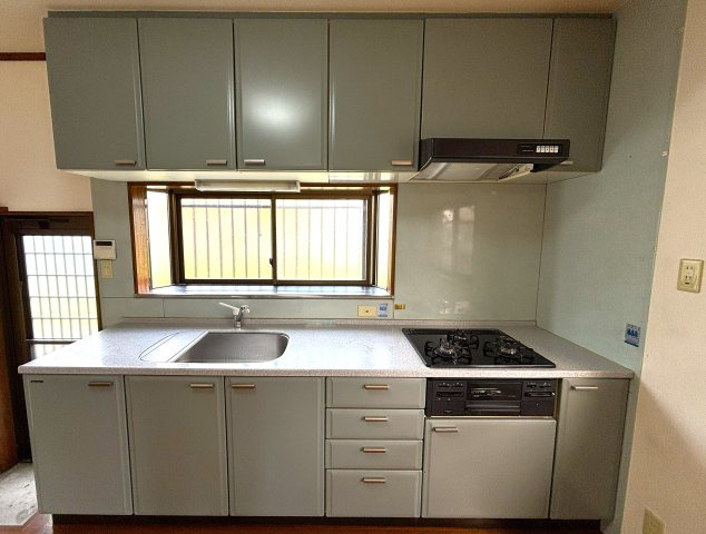 魚住町金ケ崎のキッチン|出窓があり明るく、収納も多いです