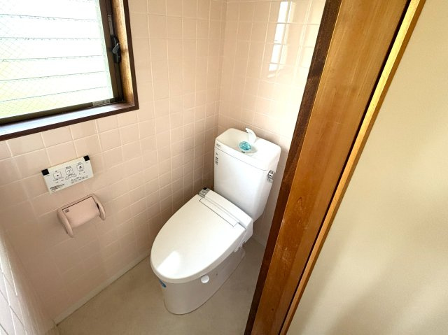 魚住町金ケ崎のトイレ|窓があり明るく清潔感のあるトイレです