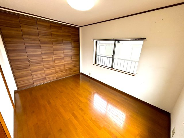 魚住町金ケ崎の洋室|大容量のクローゼットですっきり収納できます