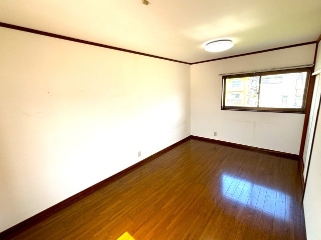 魚住町金ケ崎の洋室|8帖に収納のついた広い洋室です