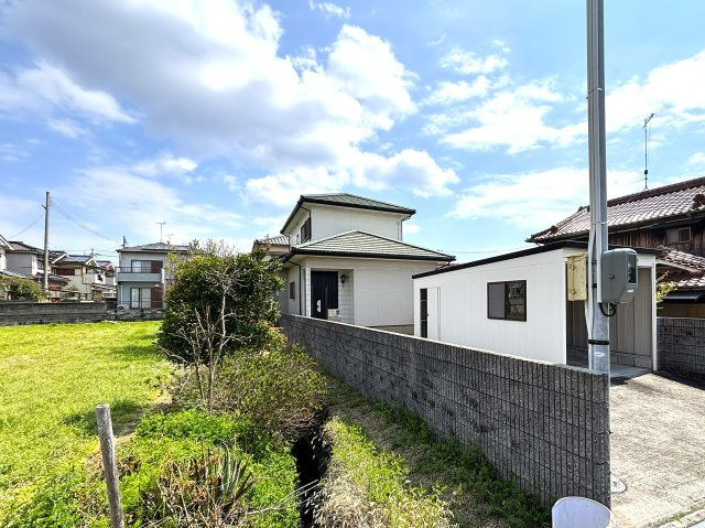 魚住町金ケ崎の外観|敷地にゆとりを感じる落ち着いた佇まい